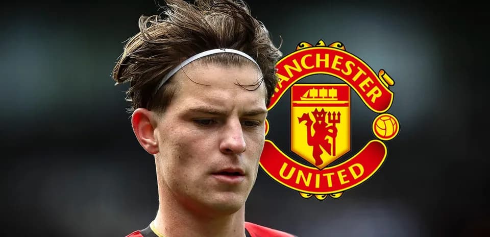 Игрок в форме с красными полосами, эмблема Manchester United