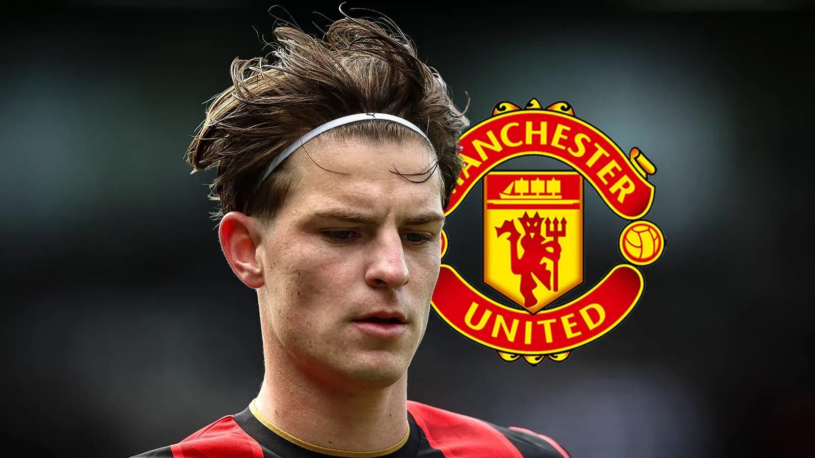 Игрок в форме с красными полосами, эмблема Manchester United