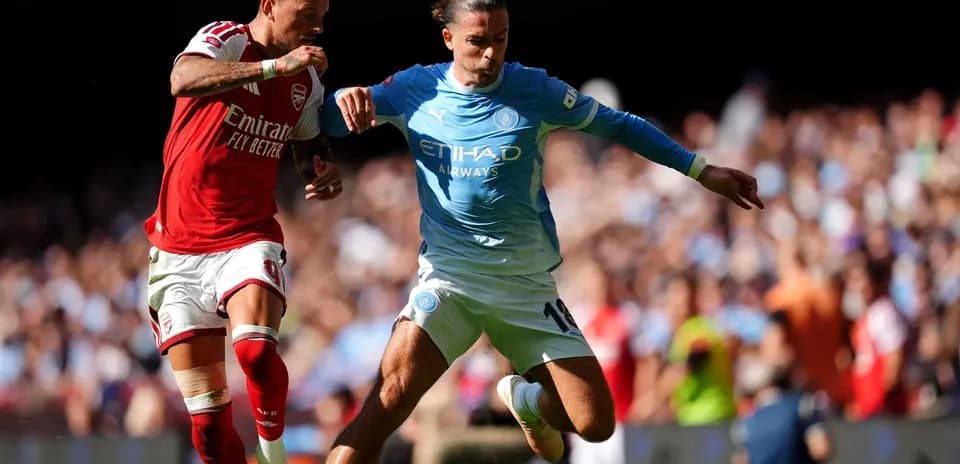 Игроки Arsenal и Manchester City борются за мяч