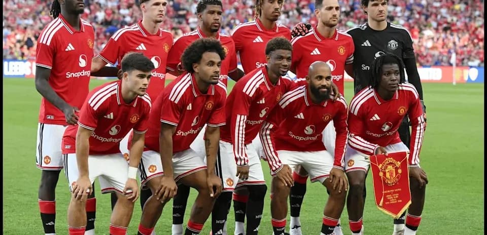 Команда Manchester United позирует перед матчем
