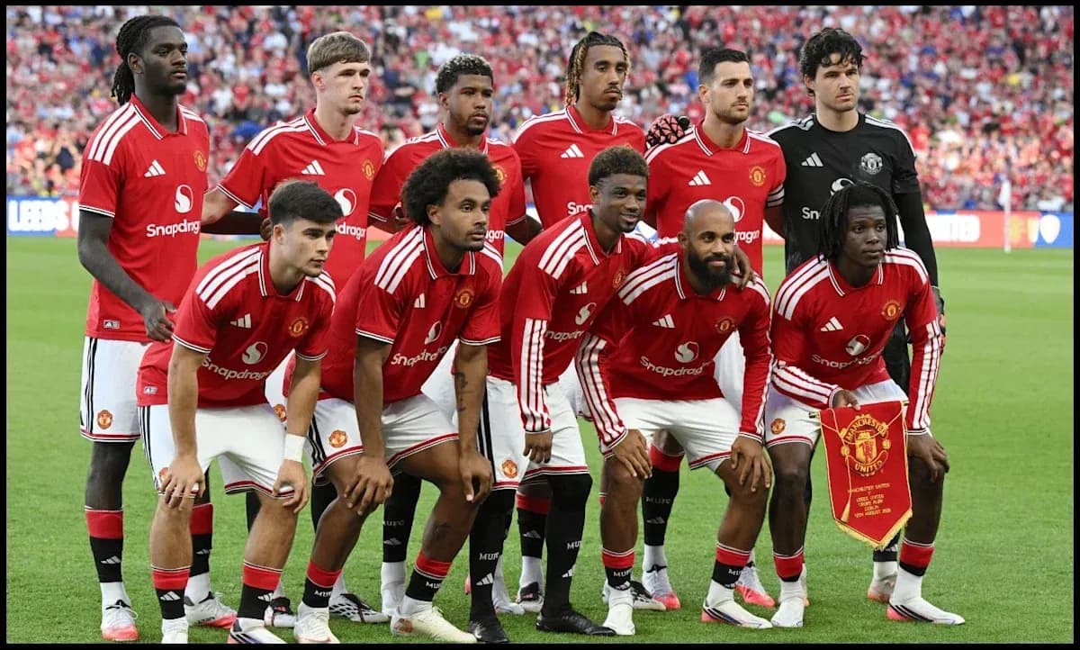 Команда Manchester United позирует перед матчем