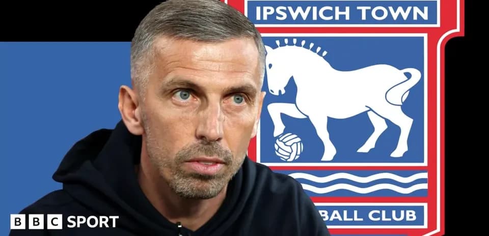 Тренер на фоне логотипа Ipswich Town