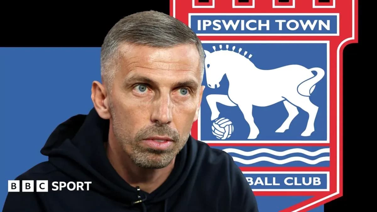 Тренер на фоне логотипа Ipswich Town