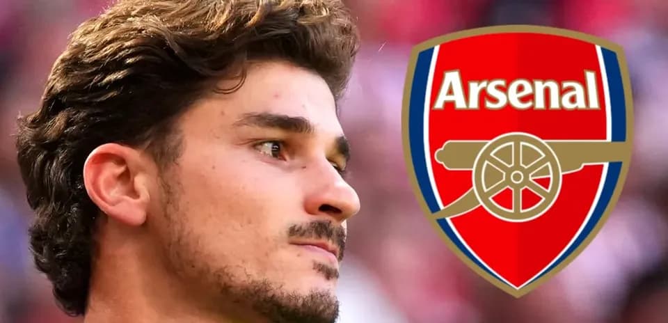 Игрок Arsenal на фоне логотипа клуба