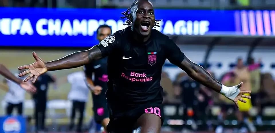 Игрок Сабаха празднует гол в Лиге чемпионов