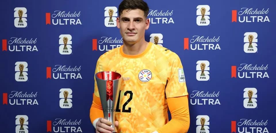 Вратарь с кубком на пресс-конференции FIFA