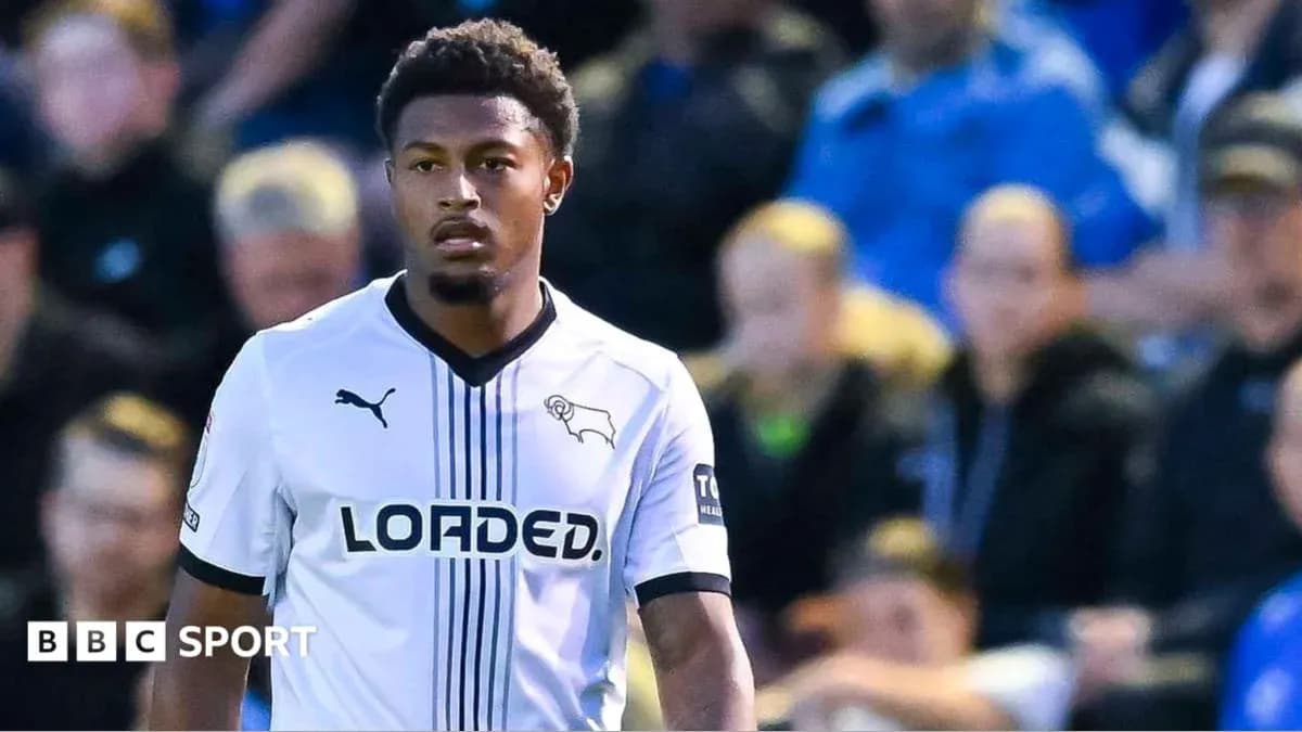 Игрок в белой форме команды Derby County на поле