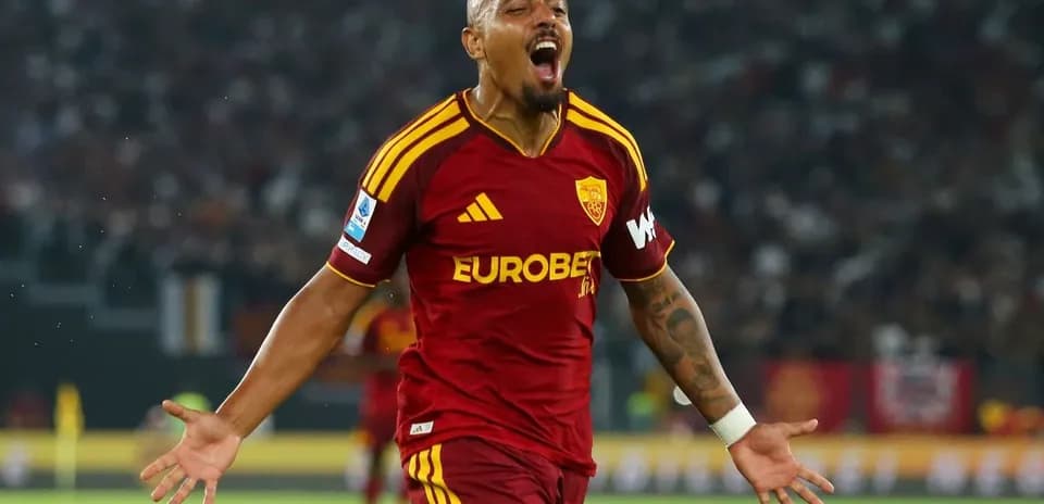 Игрок AS Roma радуется после гола