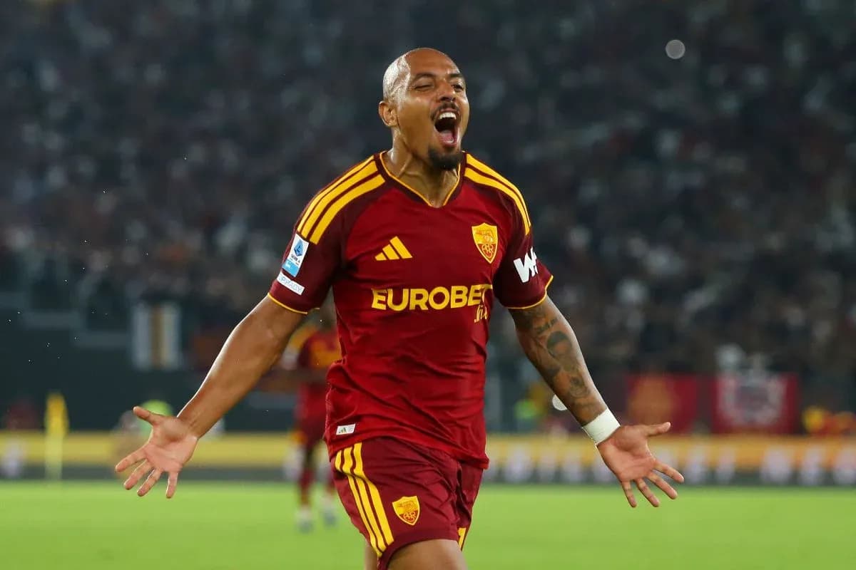 Игрок AS Roma радуется после гола