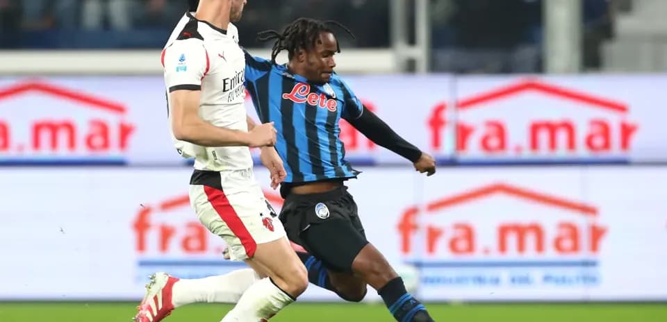Игроки AC Milan и Atalanta в борьбе за мяч