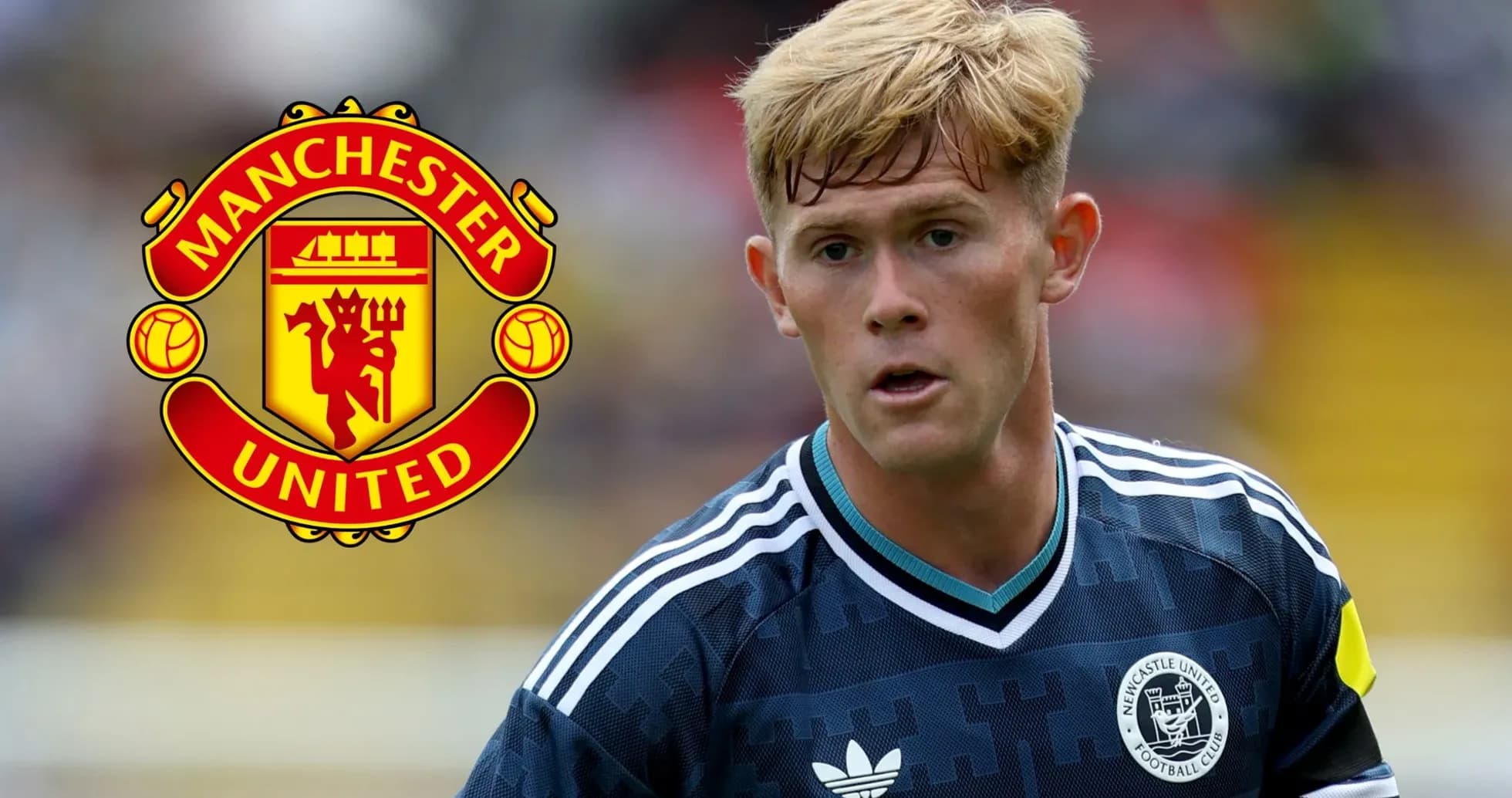 Игрок в форме Newcastle United на фоне логотипа Manchester United