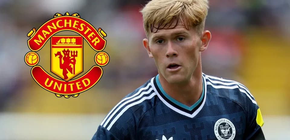 Игрок в форме Newcastle United на фоне логотипа Manchester United