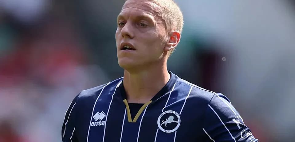 Игрок в синей форме Millwall на поле