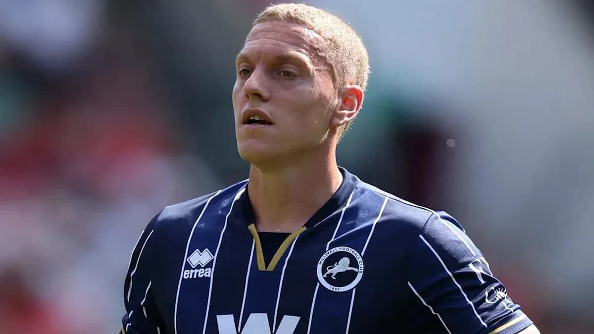 Игрок в синей форме Millwall на поле