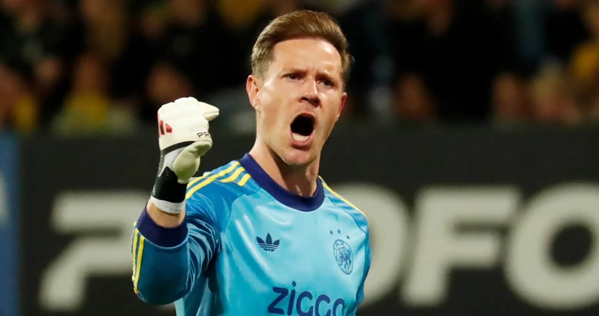 Вратарь команды Ajax празднует успешный момент