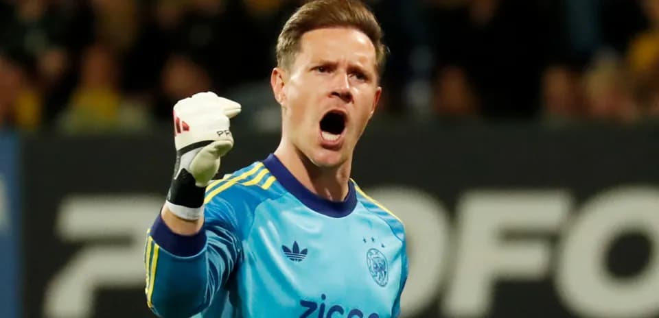 Вратарь команды Ajax празднует успешный момент