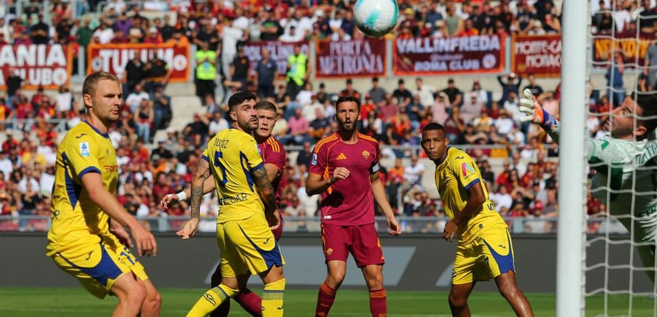 Игроки Hellas Verona и AS Roma на поле