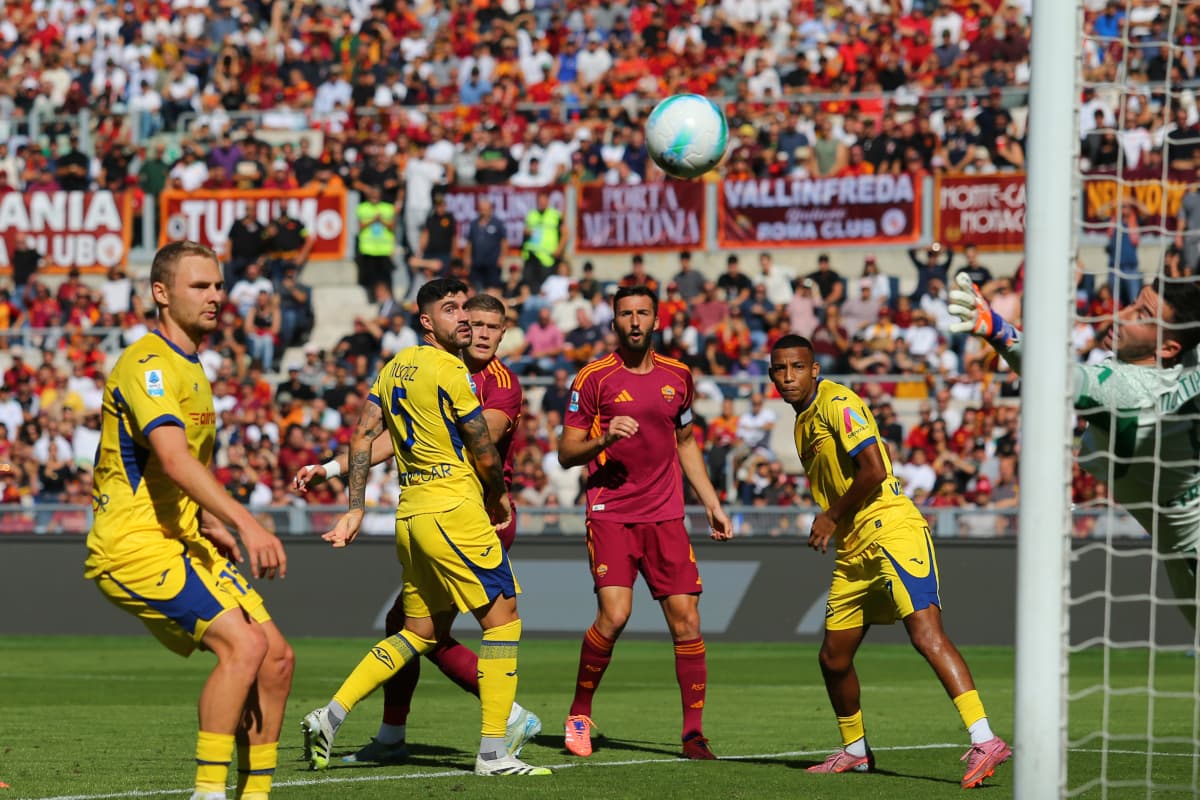 Игроки Hellas Verona и AS Roma на поле