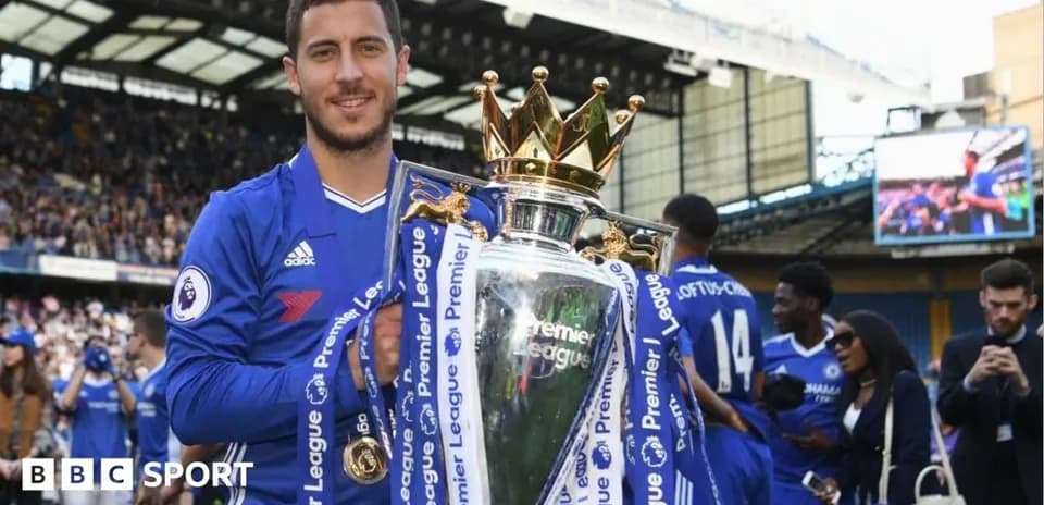 Игрок Chelsea с Кубком Премьер-лиги на стадионе