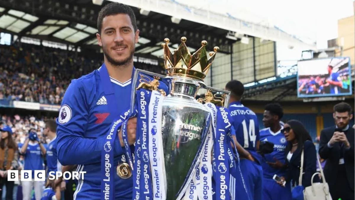 Игрок Chelsea с Кубком Премьер-лиги на стадионе