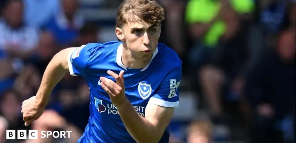 Игрок Portsmouth бежит по полю во время матча