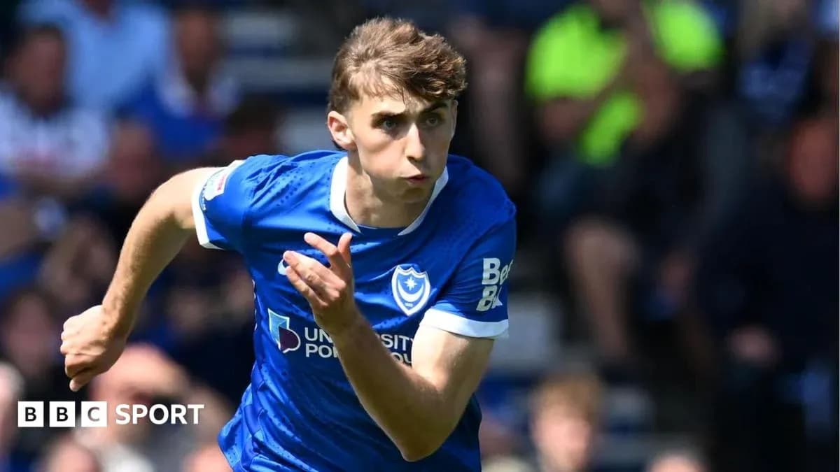 Игрок Portsmouth бежит по полю во время матча