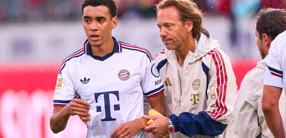 Игроки Bayern München на замене во время матча