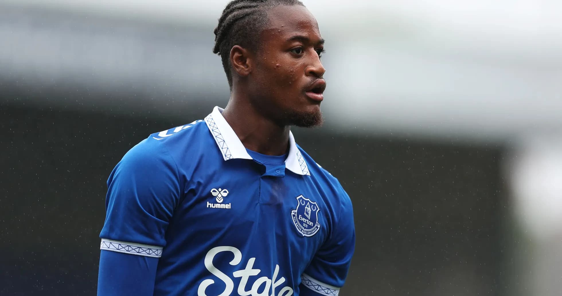 Игрок в синей форме Everton на поле
