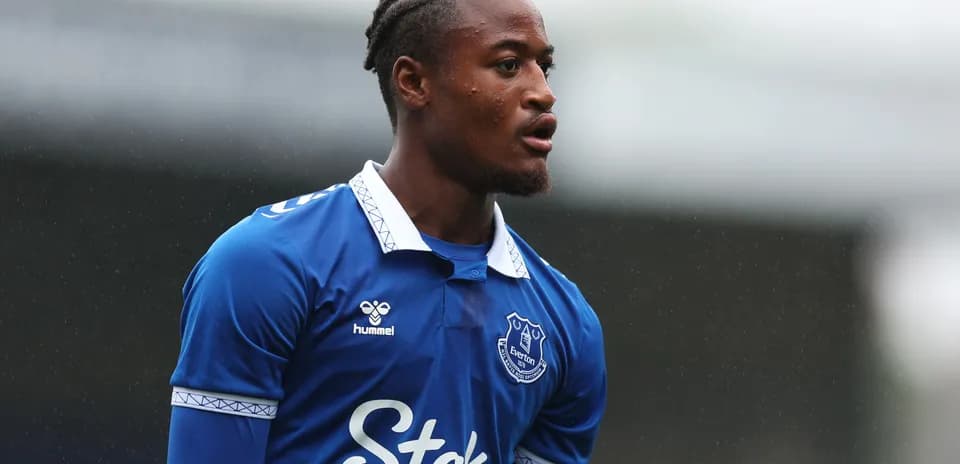 Игрок в синей форме Everton на поле