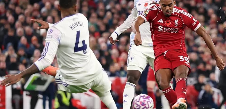 Игроки Aston Villa и Liverpool на поле