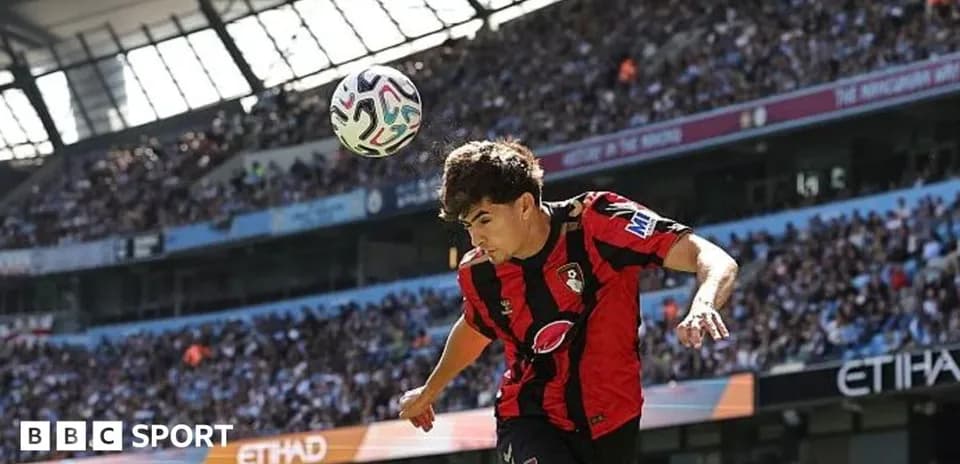 Игрок Bournemouth выполняет удар головой по мячу