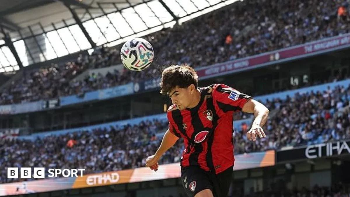 Игрок Bournemouth выполняет удар головой по мячу