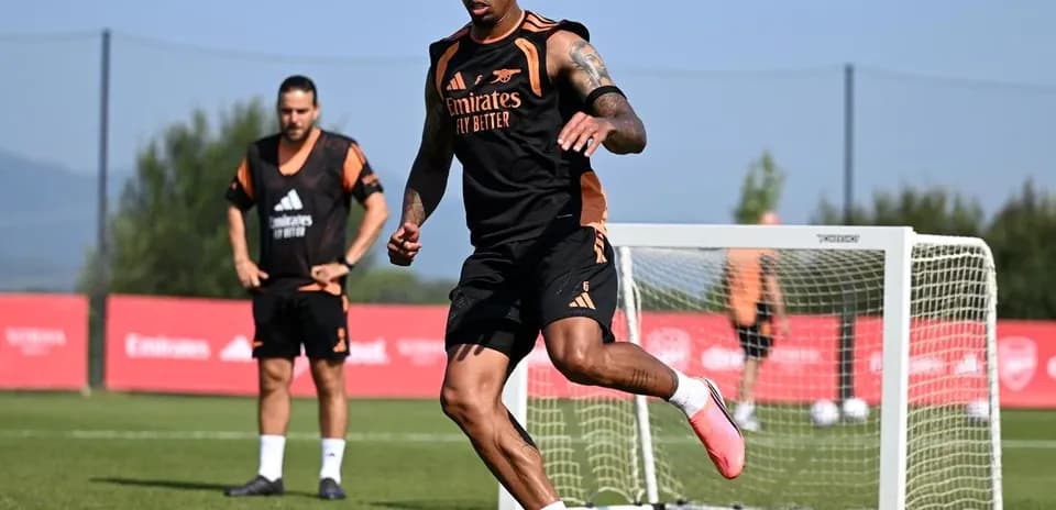 Игрок Arsenal тренируется с мячом на поле