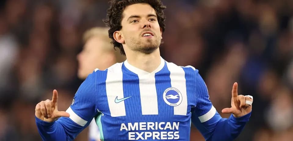Игрок Brighton & Hove Albion празднует гол