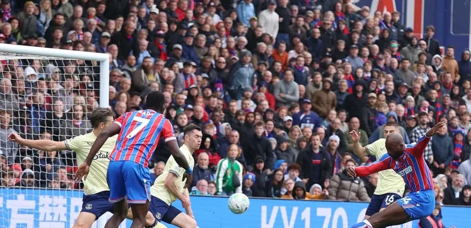Игрок Crystal Palace бьет по мячу в матче