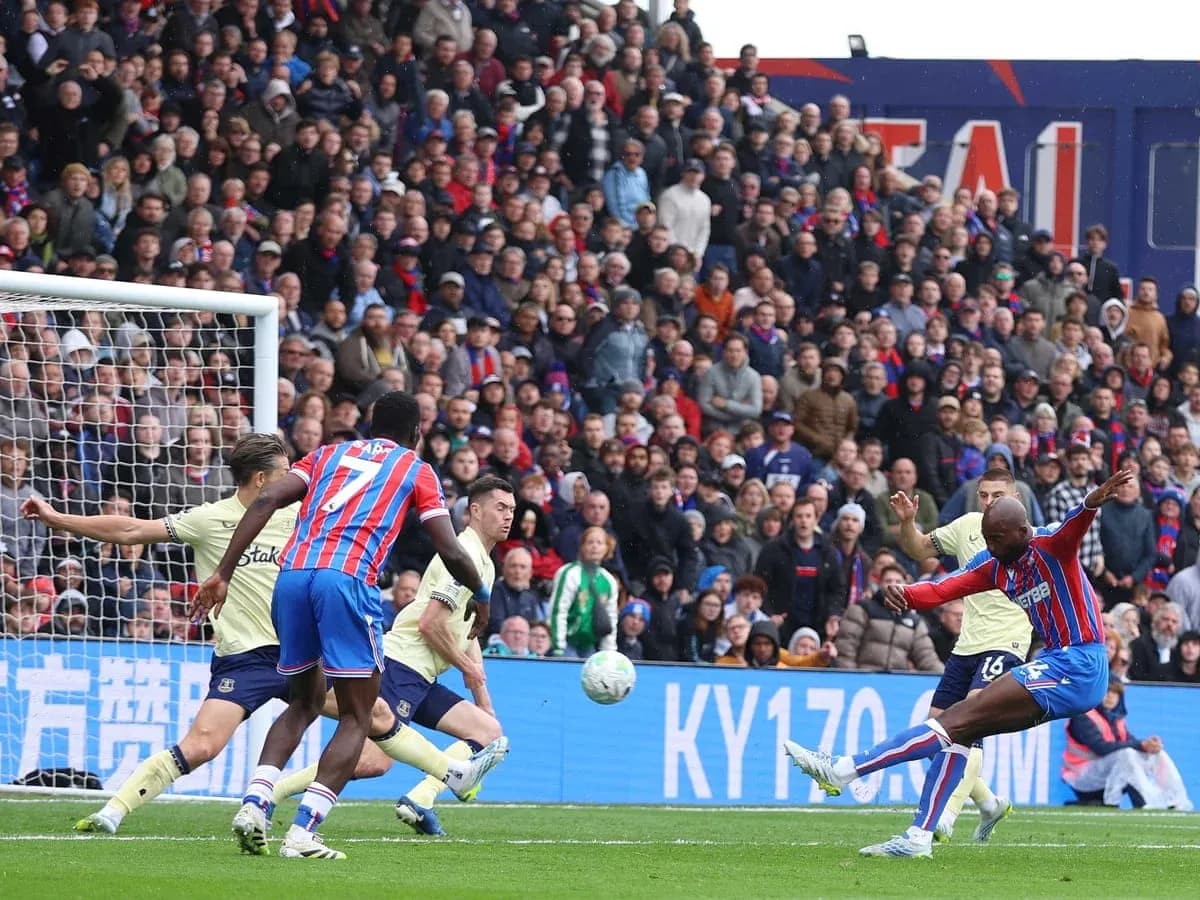 Игрок Crystal Palace бьет по мячу в матче