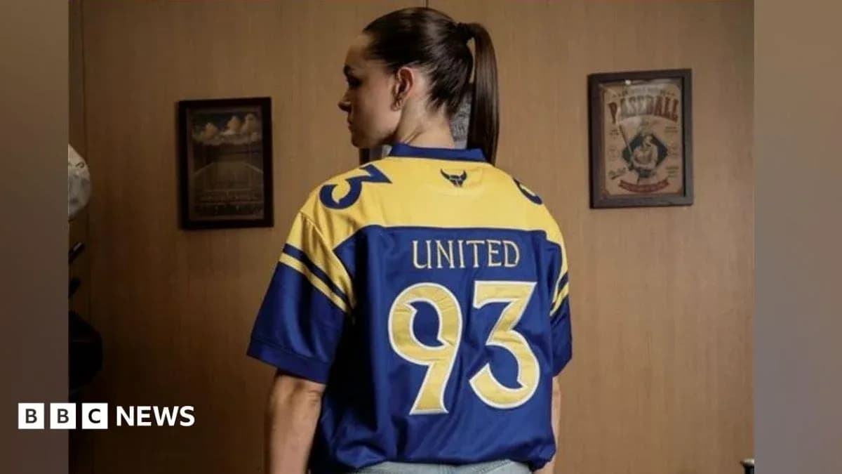Человек в футболке с номером 93 и надписью UNITED