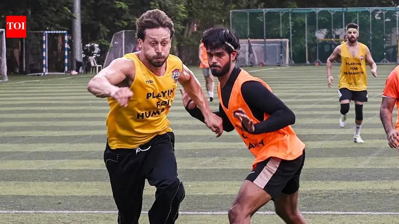 Два игрока соревнуются на футбольном поле