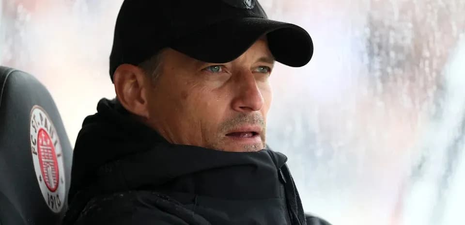 Тренер на скамейке запасных во время матча