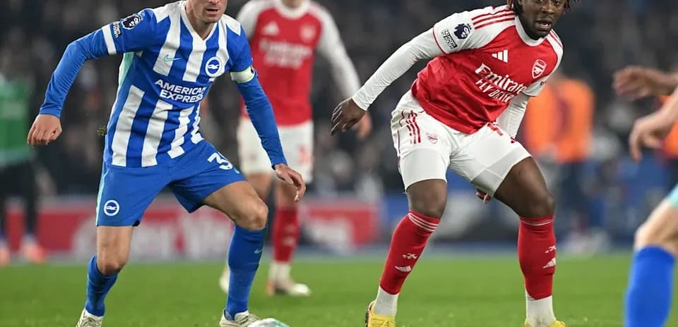 Игроки Brighton и Arsenal борются за мяч
