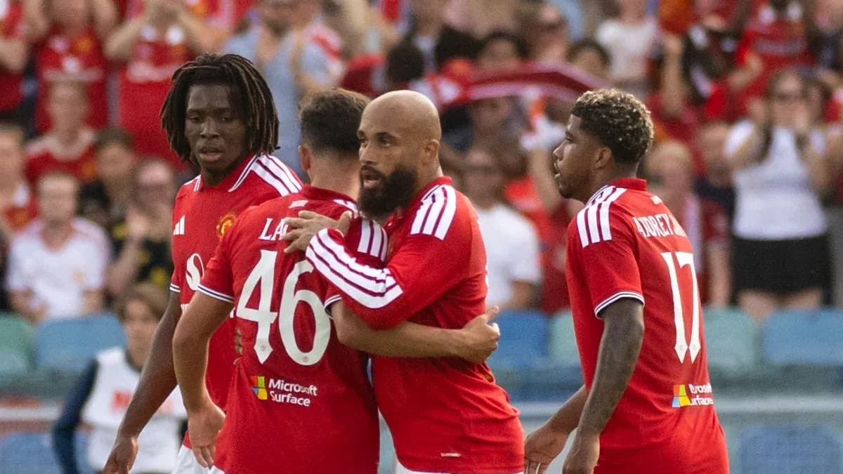 Игроки Manchester United обнимаются после гола