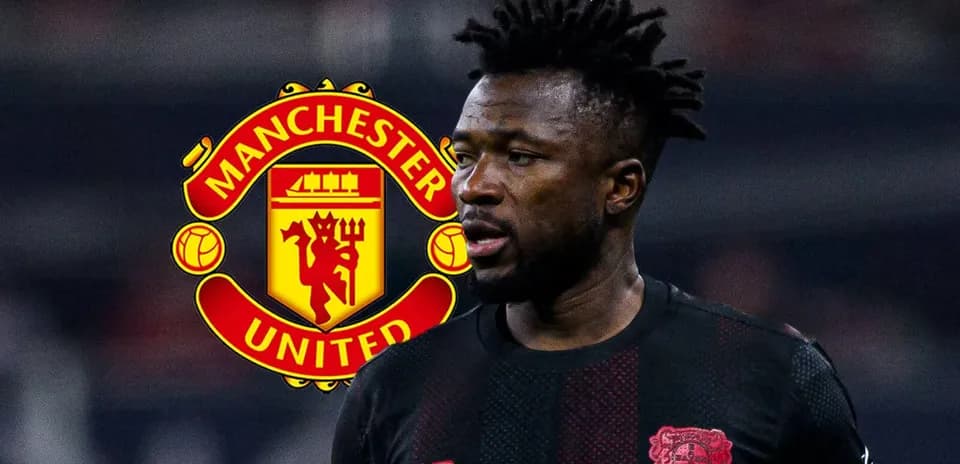 Игрок в черной форме на фоне логотипа Manchester United