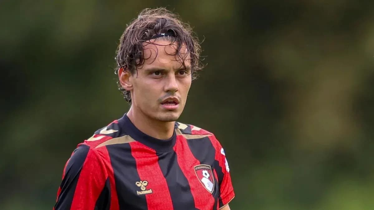 Игрок команды Bournemouth на тренировочном поле