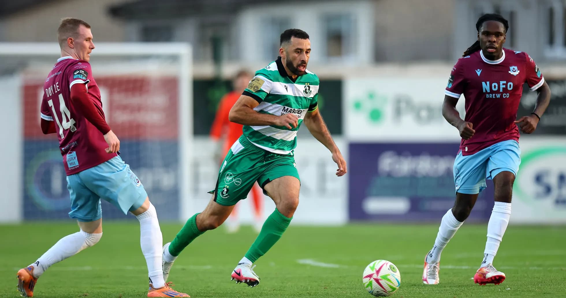 Игроки Shamrock Rovers в борьбе за мяч