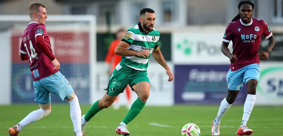 Игроки Shamrock Rovers в борьбе за мяч