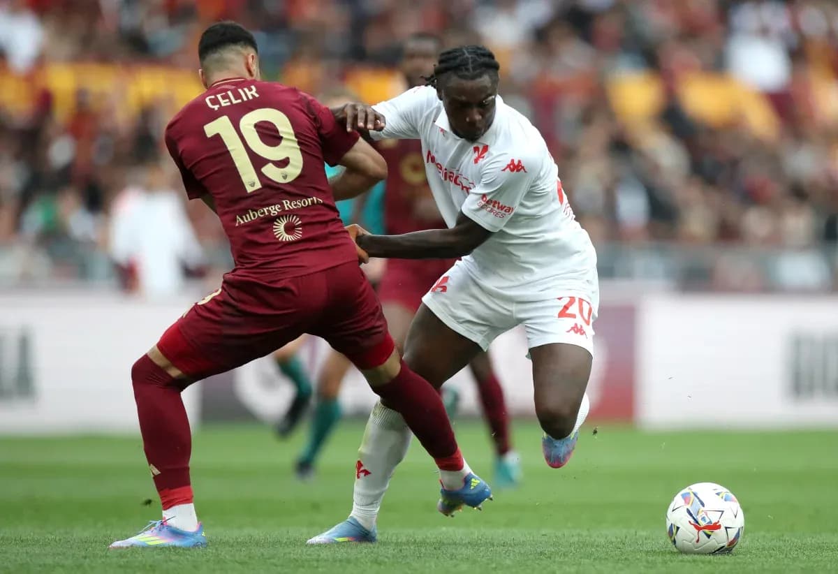 Игроки AS Roma и Fiorentina в борьбе за мяч