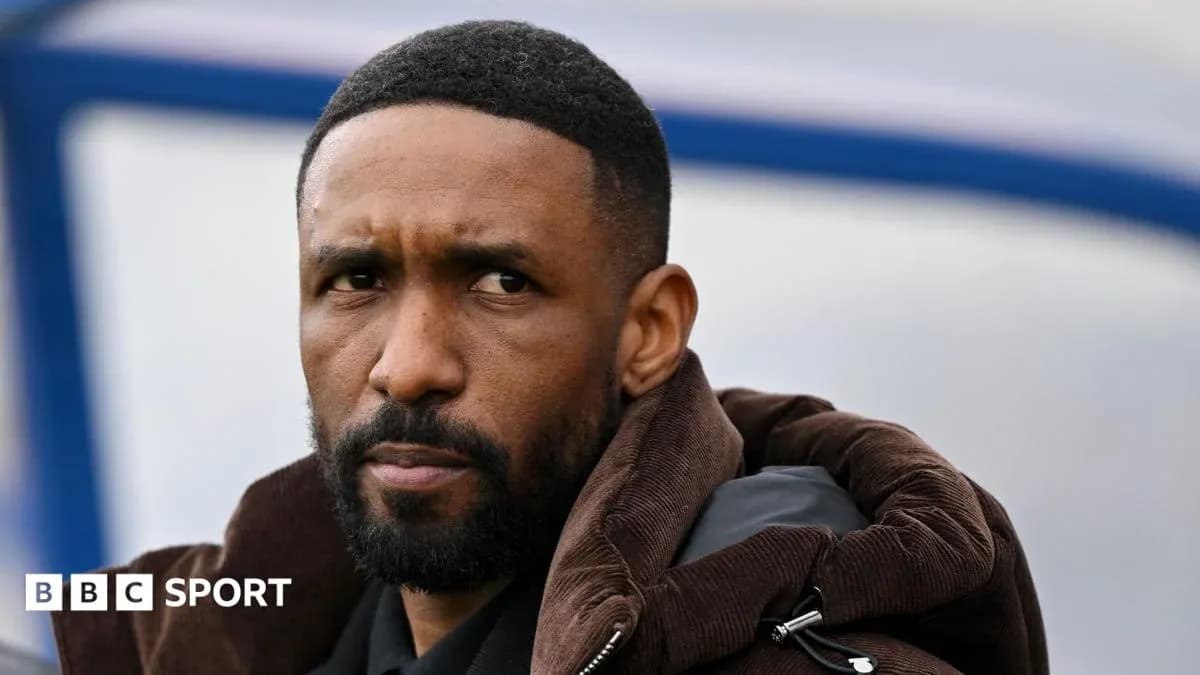 Тренер наблюдает за игрой с боковой линии