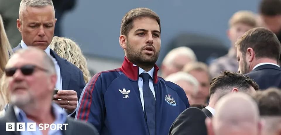 Человек в спортивной куртке Newcastle среди зрителей