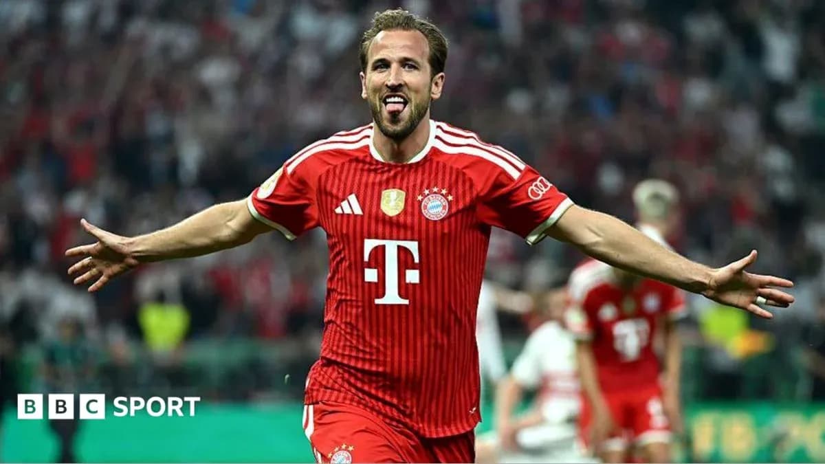 Игрок в форме Байера празднует гол