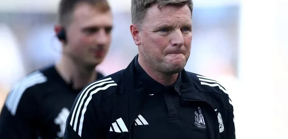 Тренер команды Newcastle United на поле стадиона